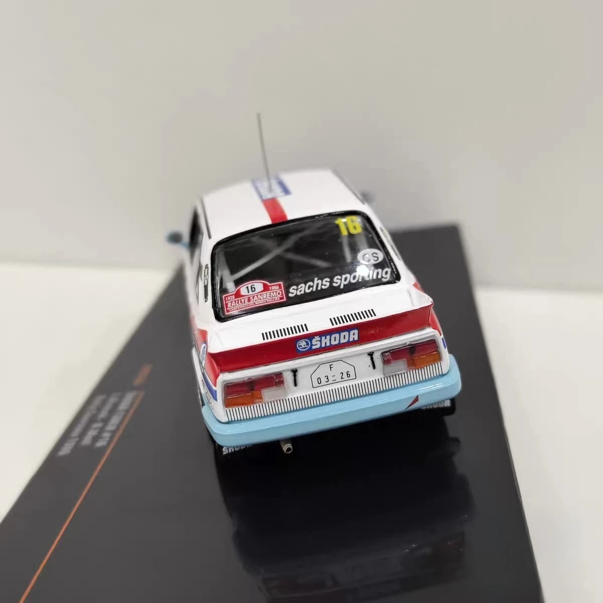 Diecast IXO Escala 1/43 SKODA 130LR # 16 1986 Skoda aleación coche modelo coleccionable juguete regalo recuerdo exhibición ornamento