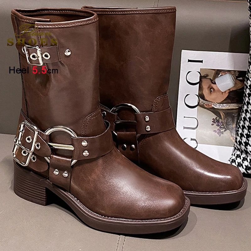 

Коричневые женские ботильоны. Ботинки до середины икры в стиле вестерн. Женские ботинки с круглым носком и пряжкой на ремне. Боевые ботинки на платформе на массивном каблуке. Размер 40.