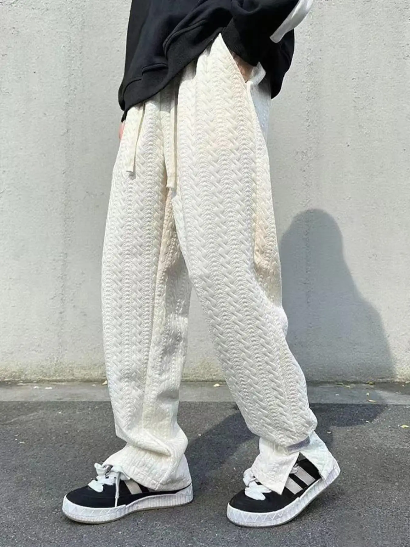 Herren Casual Minimalistische Jogginghose mit Buchstabendruck, Geteilter Saum, Strukturierter Jacquard-Stoff, Kordelzug am Bund, Komfortabler Schnitt – Detail 10