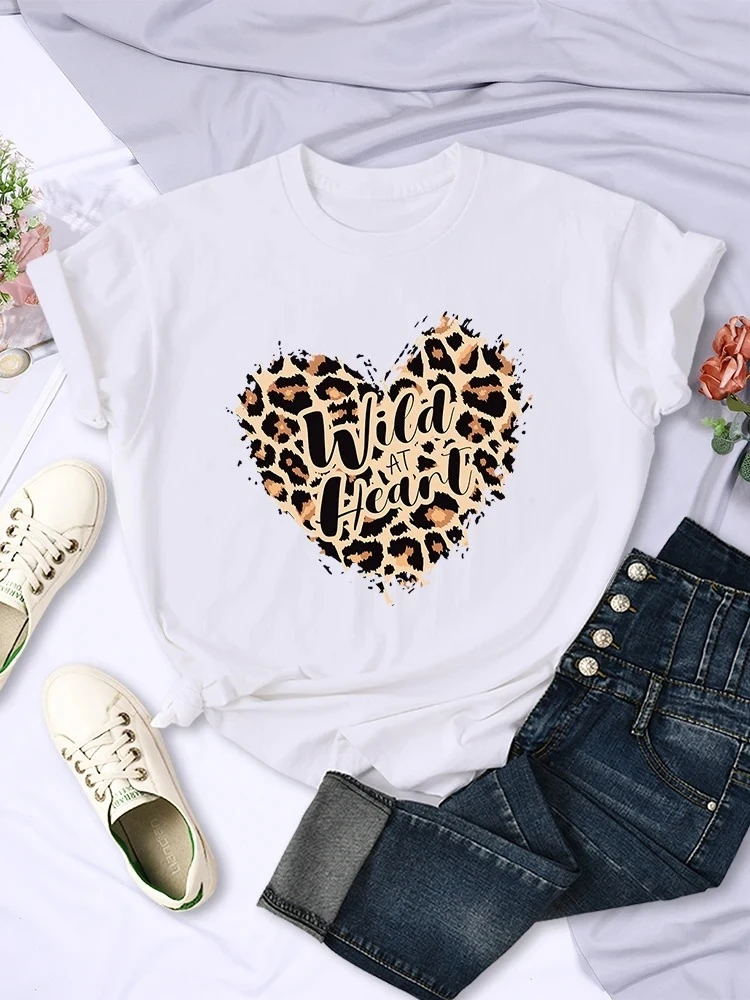 Camiseta con estampado de leopardo salvaje en el corazón para mujer, camisetas informales cómodas de manga corta transpirables, ropa