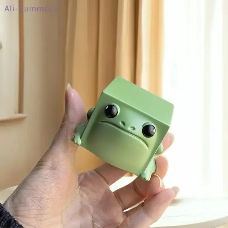 1Pc Ugly Cute Frog Resin Figurine Funny Mini Sculpture Multifunctional Ornament for Garden Desk Home & Office Decoration