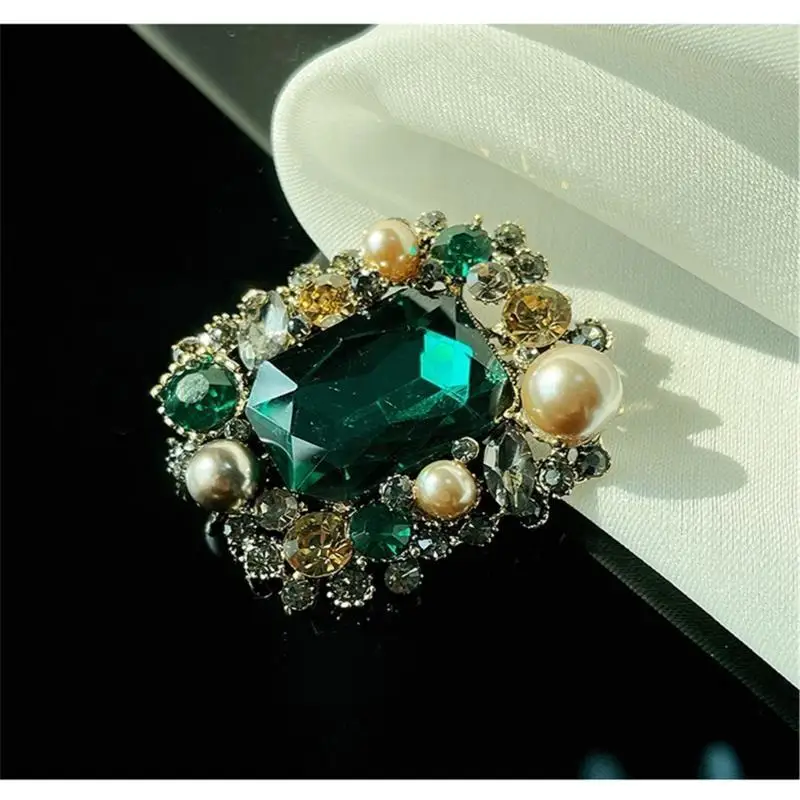 31BB Clothing Jewelry Vintage Brooch Crystal Lapel Pin Present for Woman Girls