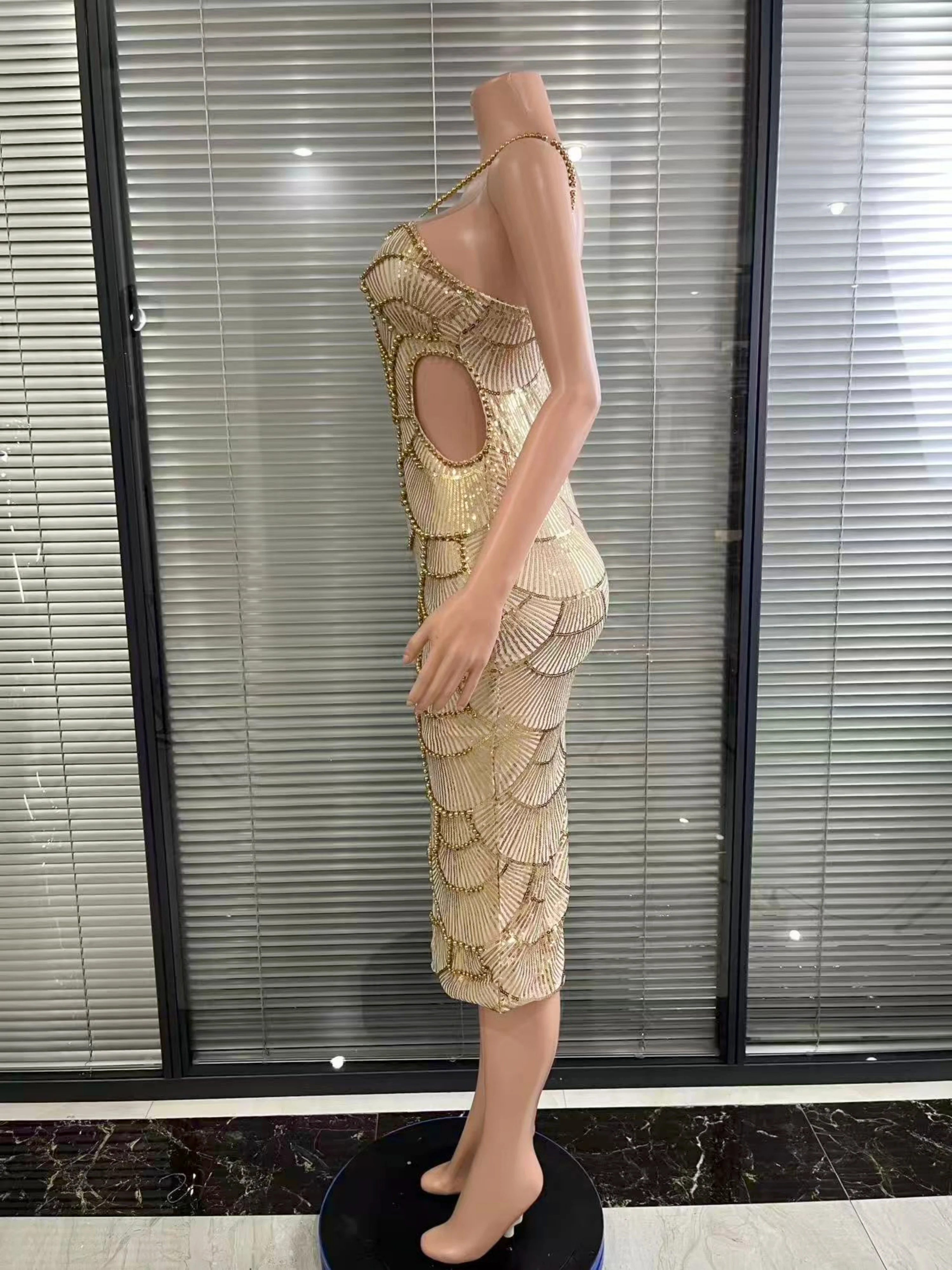 فستان نسائي فاخر بقصة ضيقة مثير بدون أكمام مطرز باللؤلؤ فستان منتصف الساق بخصر مجوف لحفلات أعياد الميلاد #4