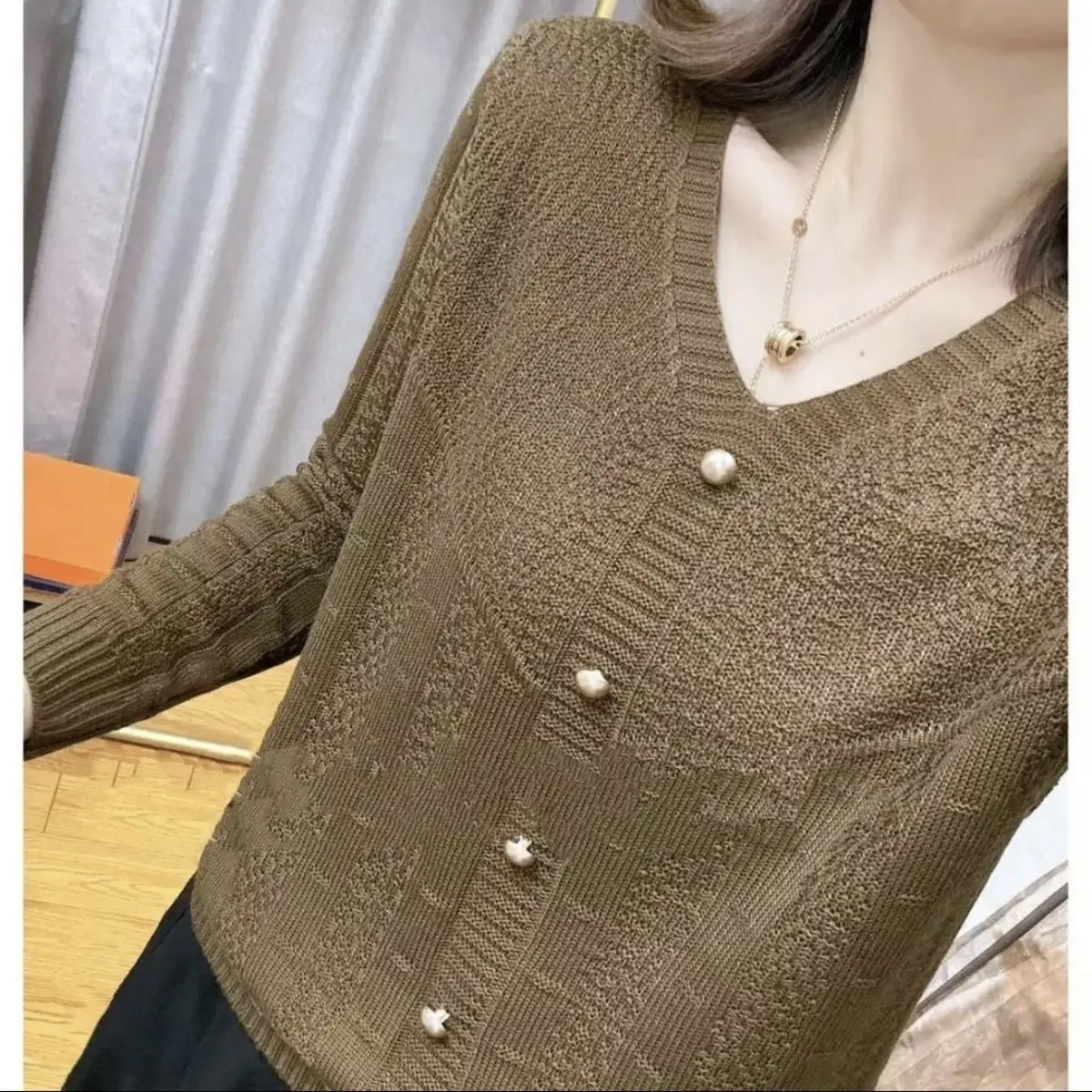 V-neck Retro Button Long Sleeved Pullover Mom's Knitted Sweater New Middle-aged Mom Design Trendy Top