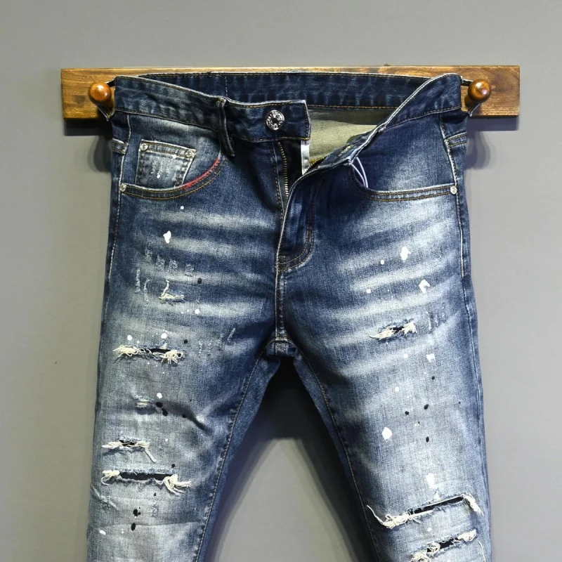 جينز رجالي جديد ربيعي 2025 رقعة ثقب كلاسيكية للتنحيف قدم صغيرة موضة الشارع سراويل جينز عصرية