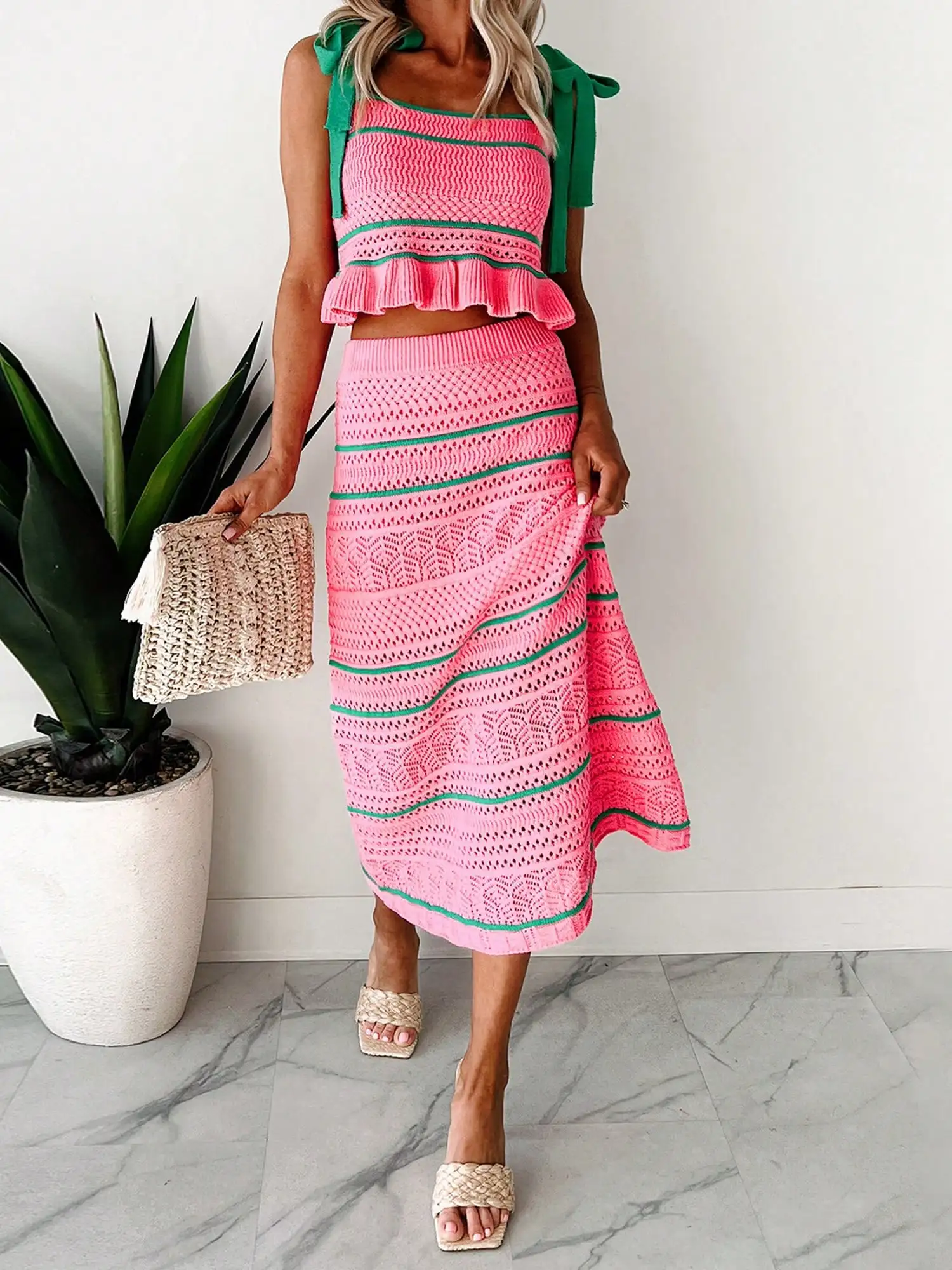 

Женский вязаный комплект из 2 предметов: топ без рукавов с завязками на плечах и юбка миди в розово-зеленую полоску