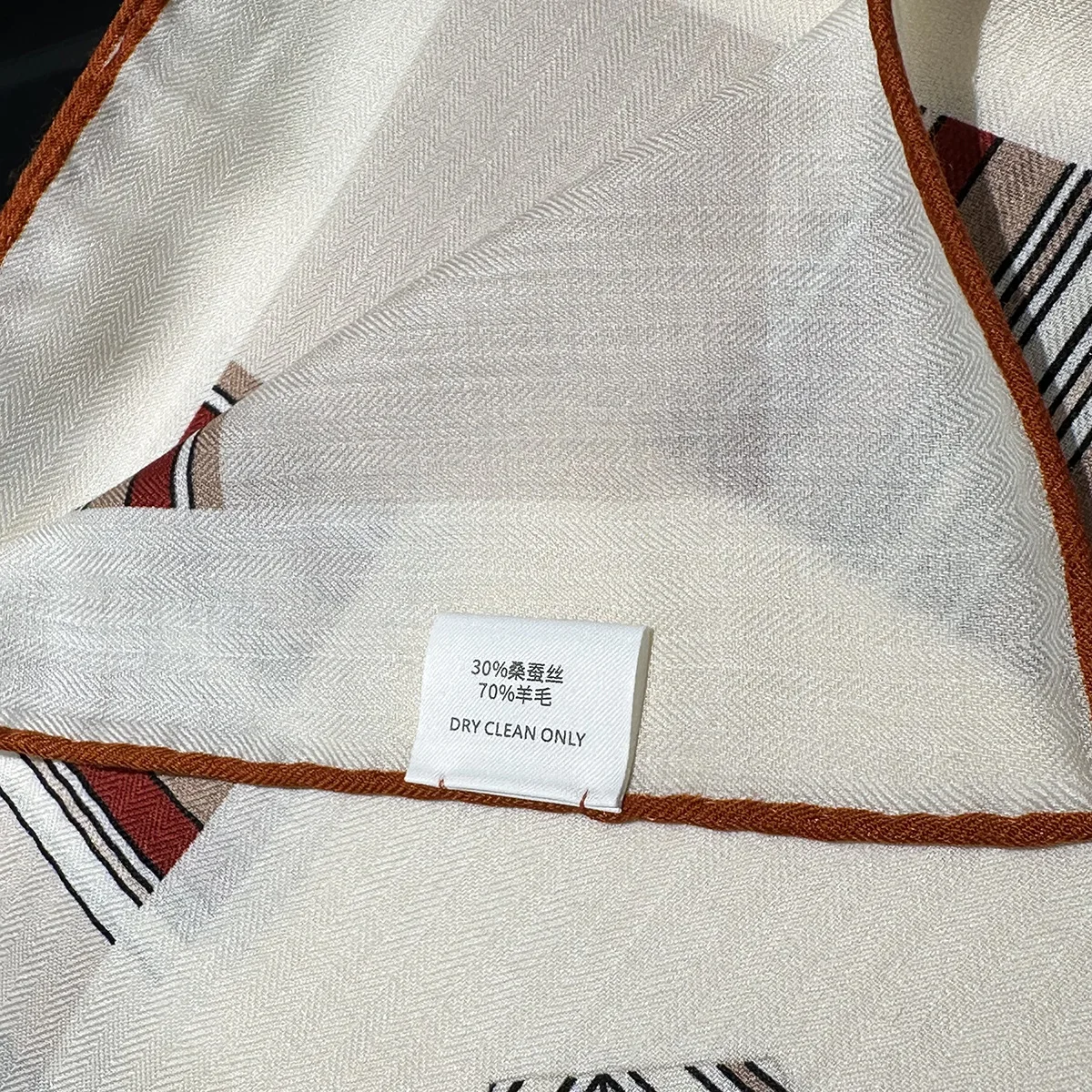 الشتاء الحرير وشاح من الصوف 135 سنتيمتر شالات مربعة كبيرة الفاخرة مصمم النساء اليد توالت حواف عصابات هدية الكريسماس سرق