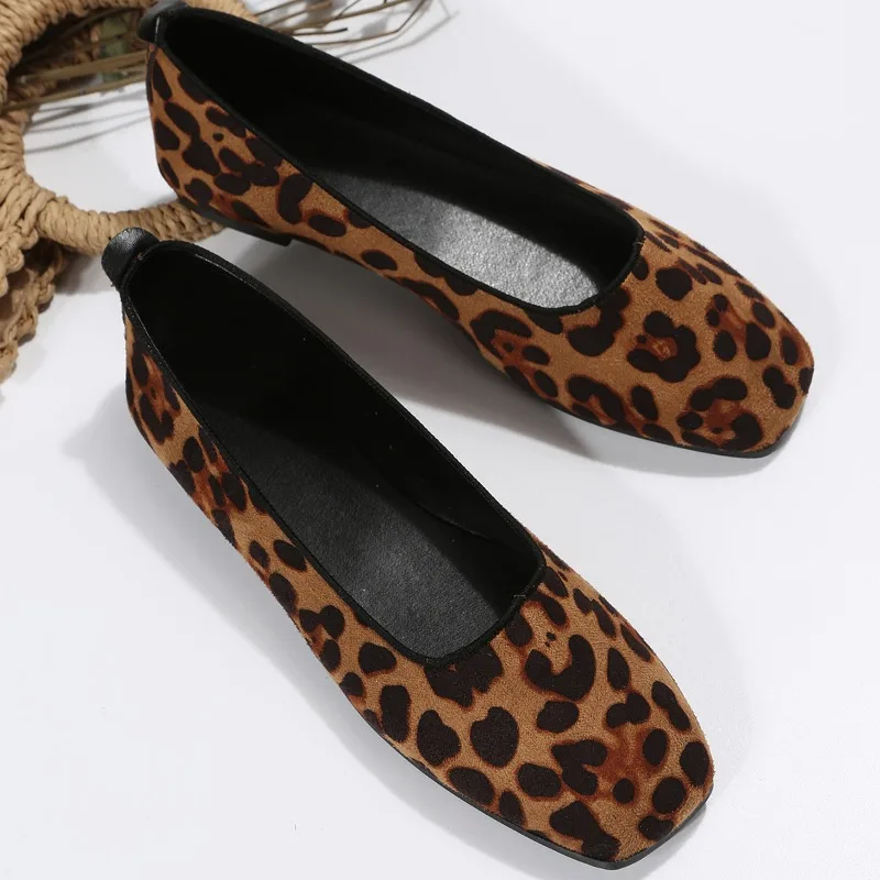 2024 mocassini da donna scarpe da passeggio Casual con punta quadrata nuove scarpe da ginnastica con stampa leopardata di moda femminile