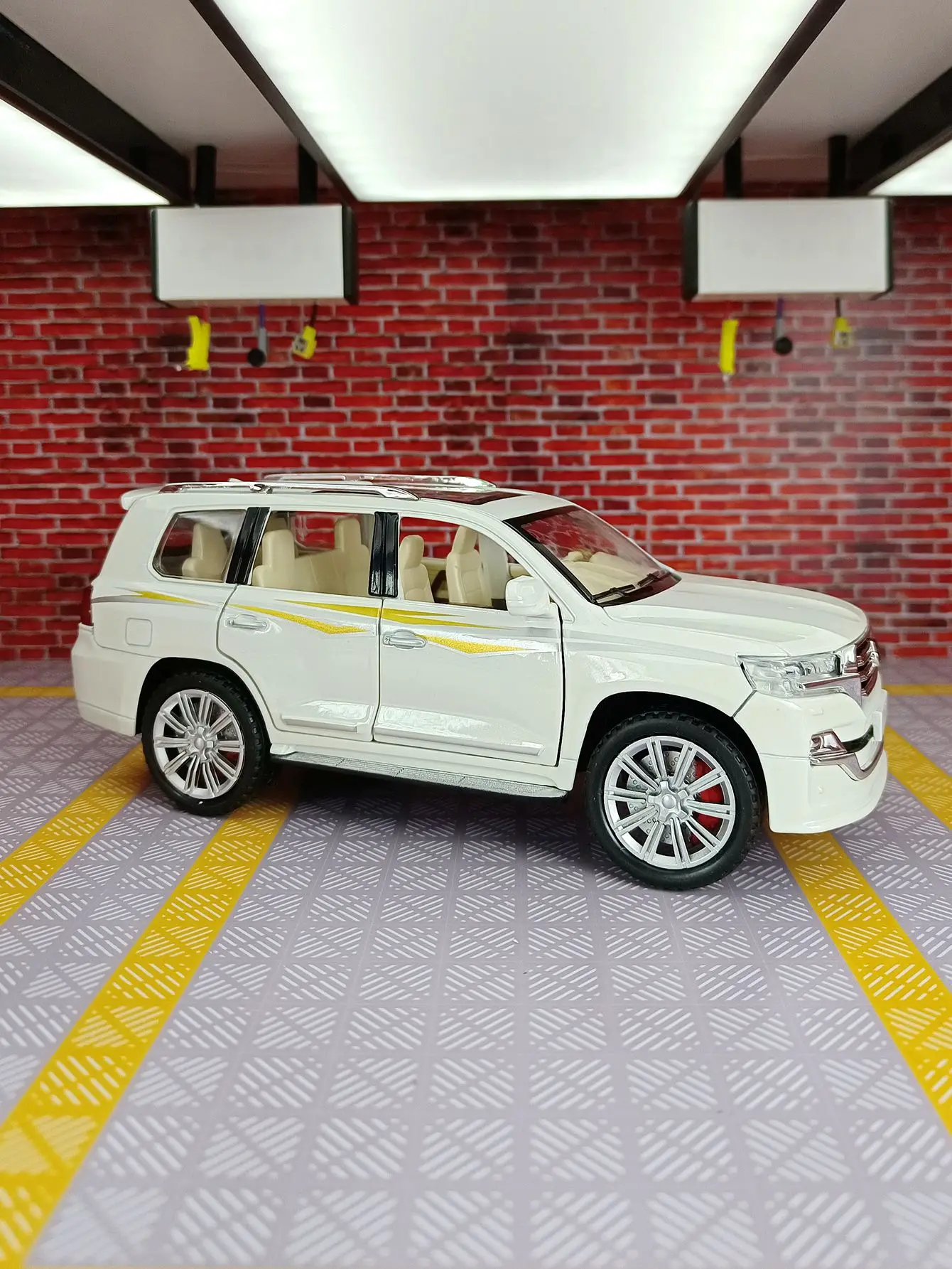 

1:24 Toyota Land Cruiser alloy off-road vehicle model, doors and engine hood, trunk can be opened has sound and lighting