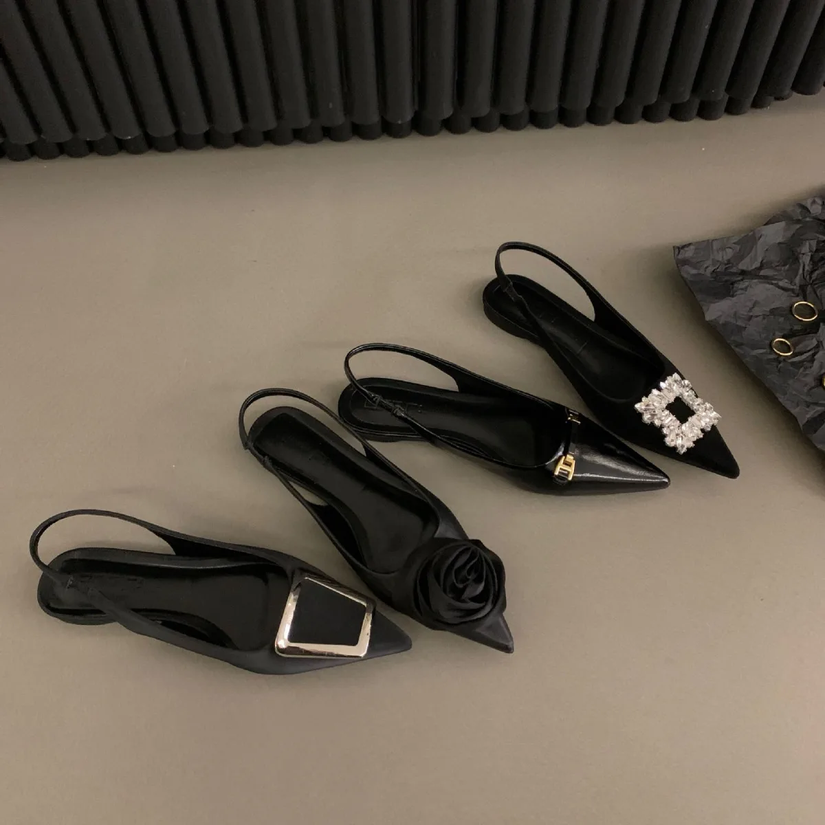 الفرنسية مسطحة القاع الأسود حزام الظهر حقيبة رئيس الصنادل المرأة 2025 الربيع/الصيف وأشار حجر الراين مزاجه حذا فردي للسيدات