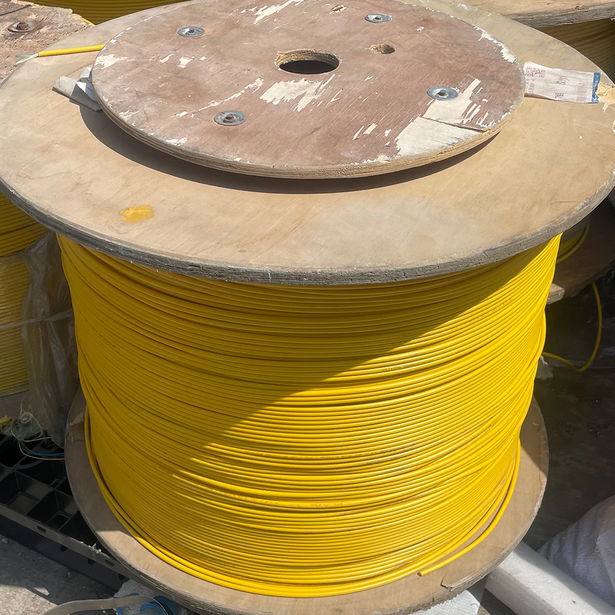 Optical Fiber Cable Indoor FTTH Single Mode 4/6/8 Core 9/125um G652D PVC Fiber Optic Cable