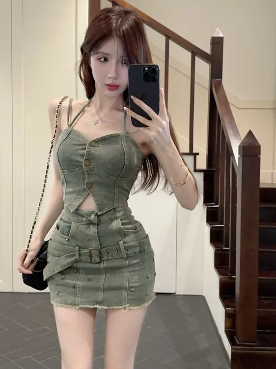 Sexy Sweet-and-Spicy Sle Retro Strap Weste Top und ter Ne Rock Denim Set Faionable zweiteilige Damenbekleidung