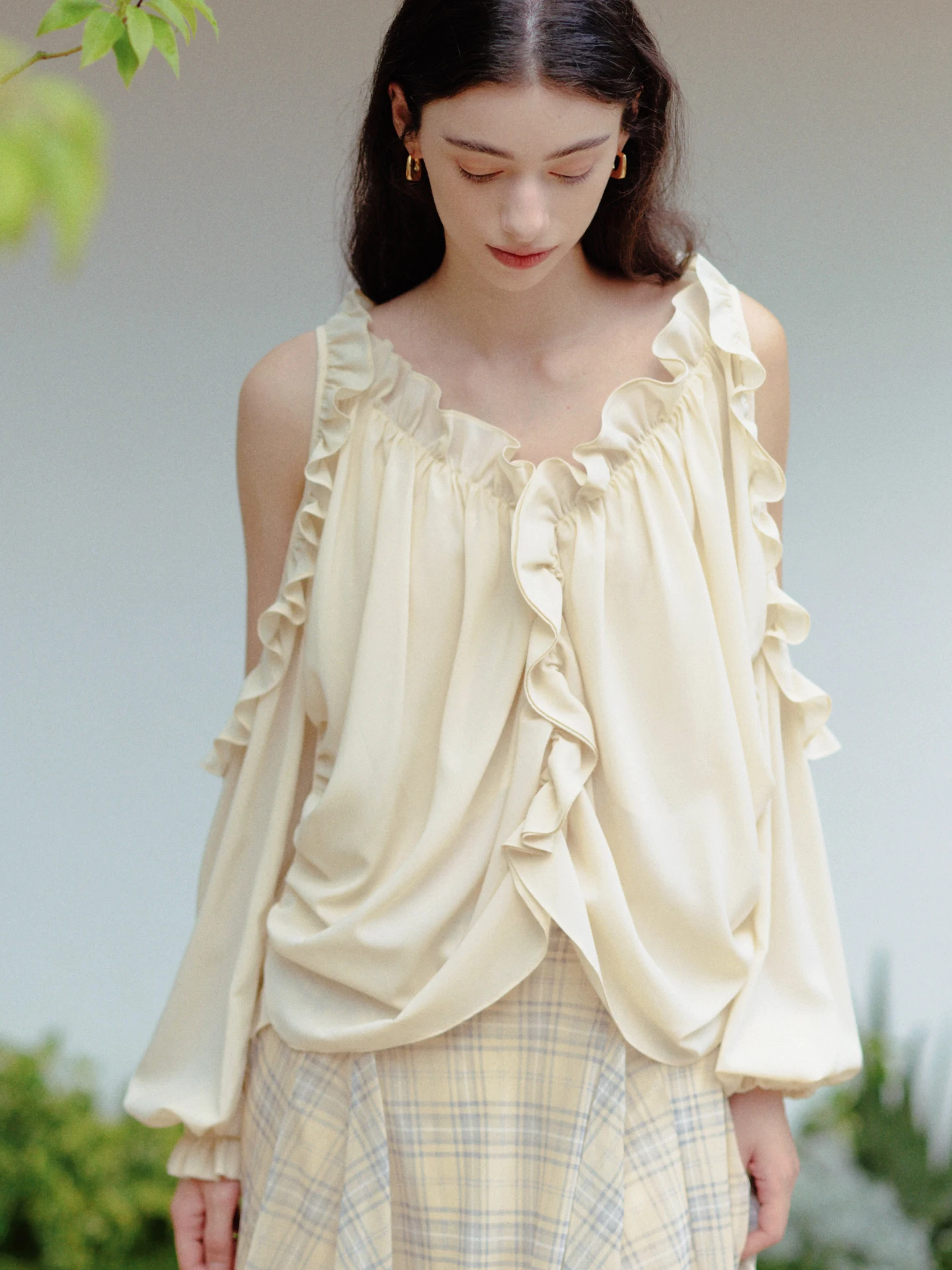 

Блузка Te by FrigidOrg из коллекции Early Spring Series Fairy Aosphere с открытыми плечами, кружевной отделкой и длинными рукавами, свободного кроя.