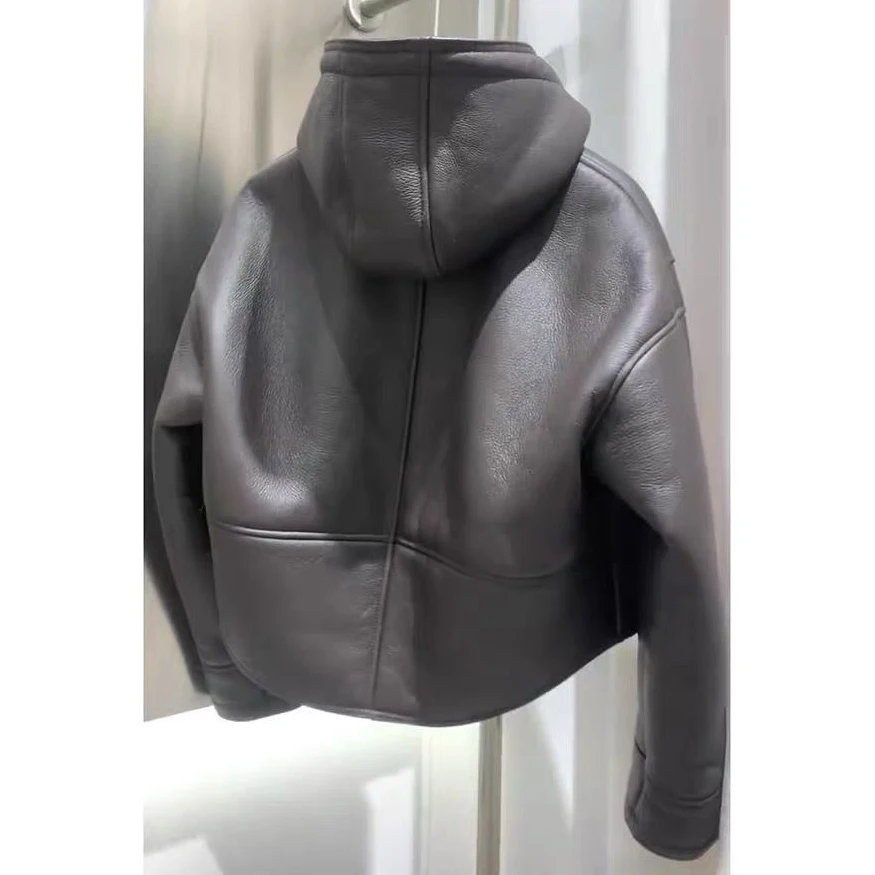2025 Nuovo Autunno Inverno Moto Giacca in lana d'agnello Capispalla Abbigliamento da donna Fibbia ad angolo Allentato Breve Giacca in pelle calda con cappuccio Top