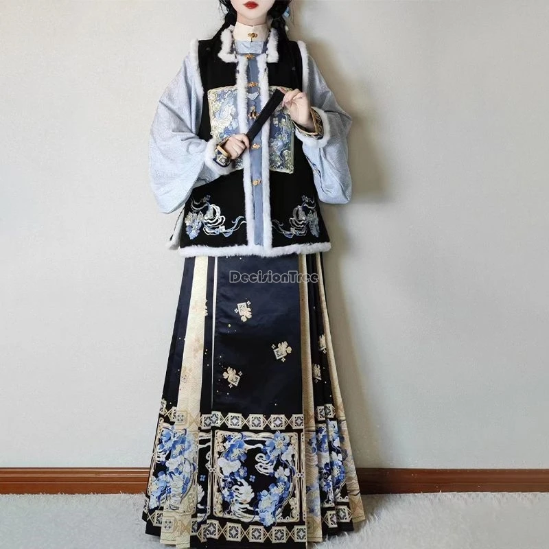 ชุดฮั่นฝูผู้หญิงสไตล์ราชวงศ์หมิง ฤดูหนาวปี 2025 คอเหลี่ยม ปักลายหน้าม้า ผ้ากำมะหยี่หนา ดีไซน์หรูหรา