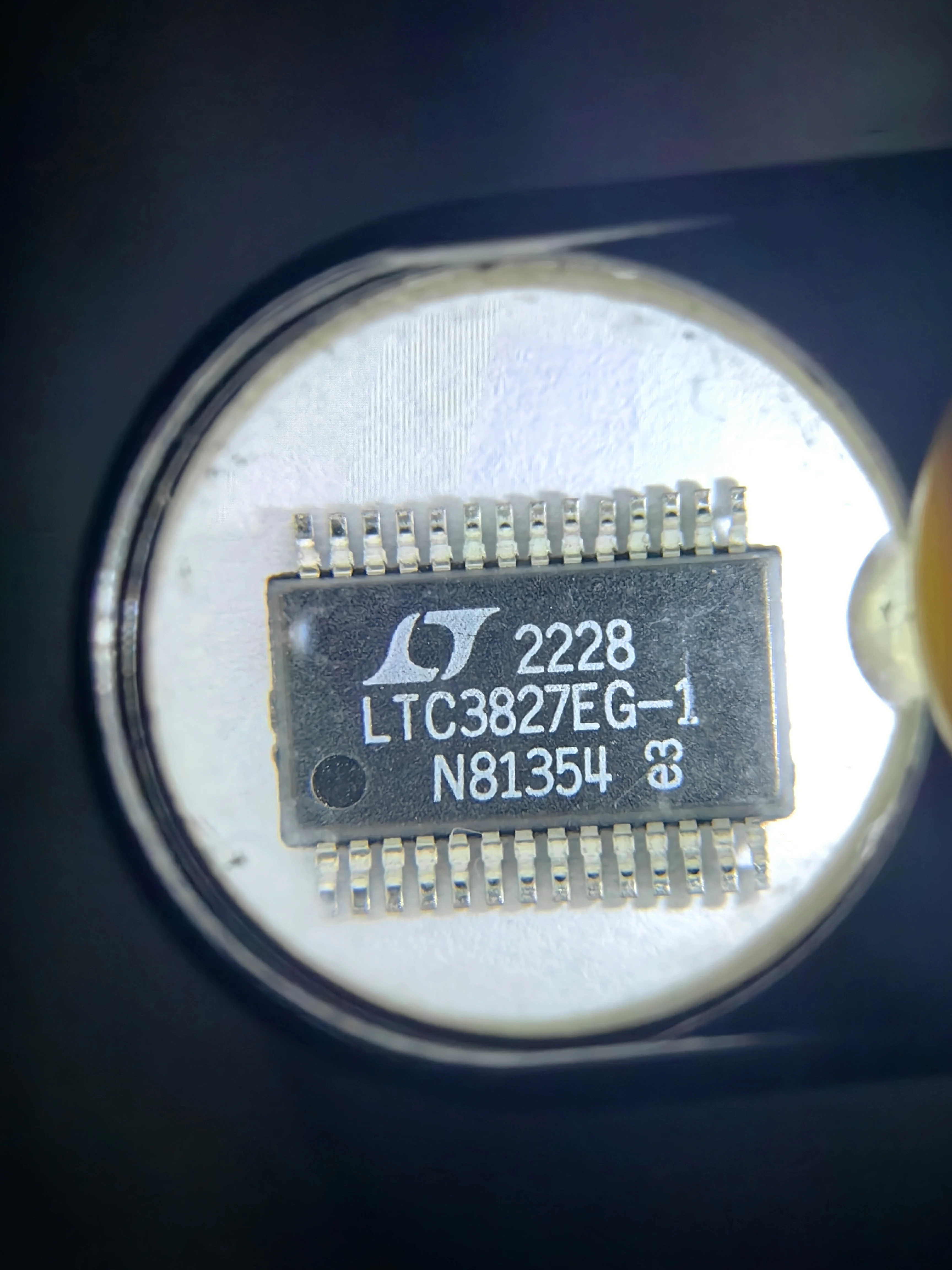 LTC3827 LTC3827EG-1 LTC3827IG-1 - IQ ต่ํา, คู่, คอนโทรลเลอร์สเต็ปดาวน์ซิงโครนัส 2 เฟส