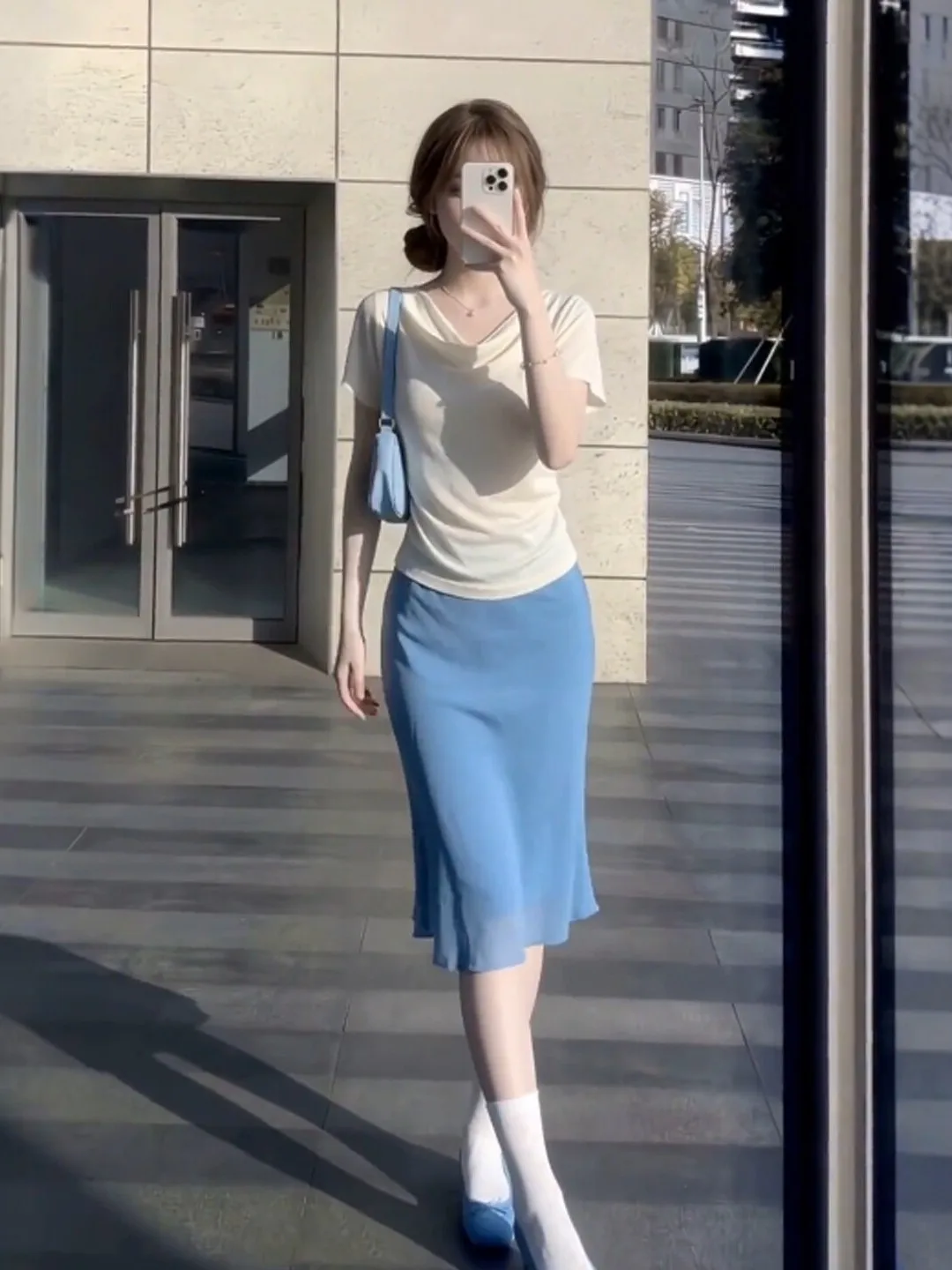 

Шикарный белый комплект из топа с коротким рукавом и юбки-миди в корейском стиле, летняя мода, женская удобная футболка с V-образным вырезом и...