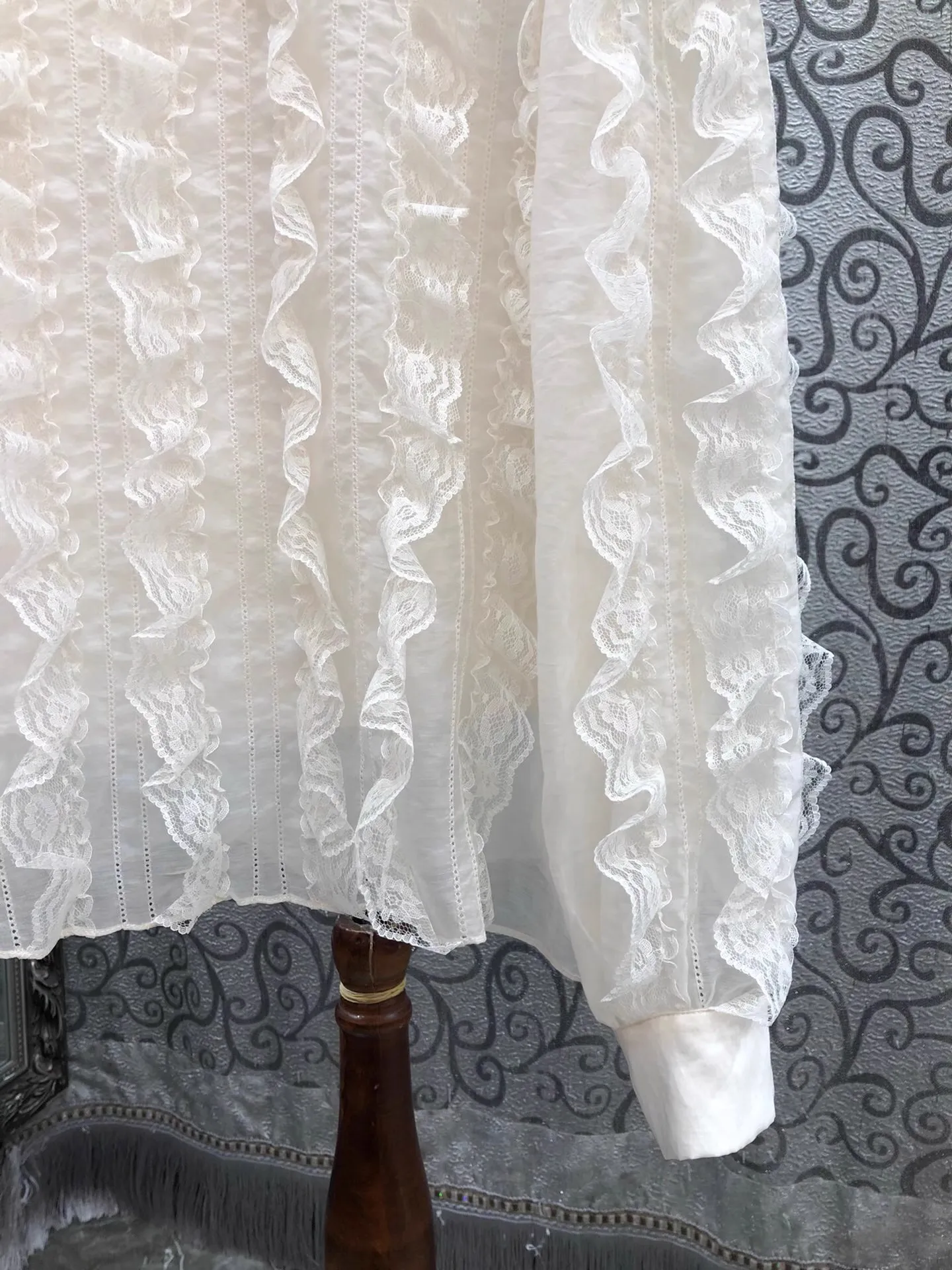 เสื้อเบลาส์คุณภาพสูง ดีไซน์ใหม่ ปี 2026 สไตล์ฤดูใบไม้ผลิ-ฤดูร้อน สำหรับผู้หญิง แต่งระบายลูกไม้ลายดอกไม้ ผ้าไหมผสมคอตตอน แขนยาว