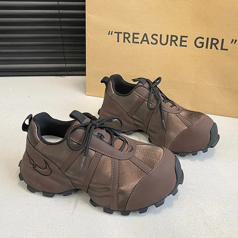 Scarpe da ginnastica nere con suola spessa per donne 2025 Autunno nuove scarpe da ginnastica casual leggere che aumentano l'altezza