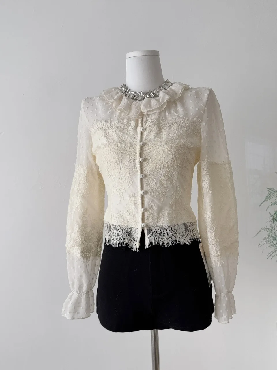 優しい風合いのヘビーウェイトレトロポルカドットレーストリムブラウス、レディースデザイン、チュールスプライシング、ウエストシェイプ、irtロングスリーブ、ポリ...