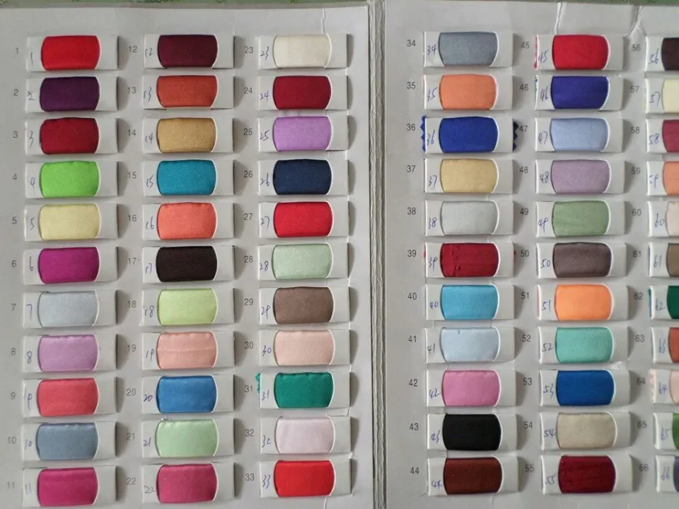 ชุดแต่งงานลูกปัดนางเงือกที่มีเสน่ห์ปิดไหล่ลูกไม้ชุดเจ้าสาวแอพพลิเคชั่นสวีปเทรนซาตินเดรส เดอ โนเวีย