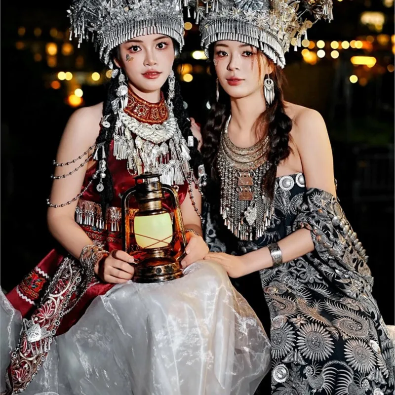 Abito nazionale ricamato in stile etnico femminile mostra la fotografia nuova