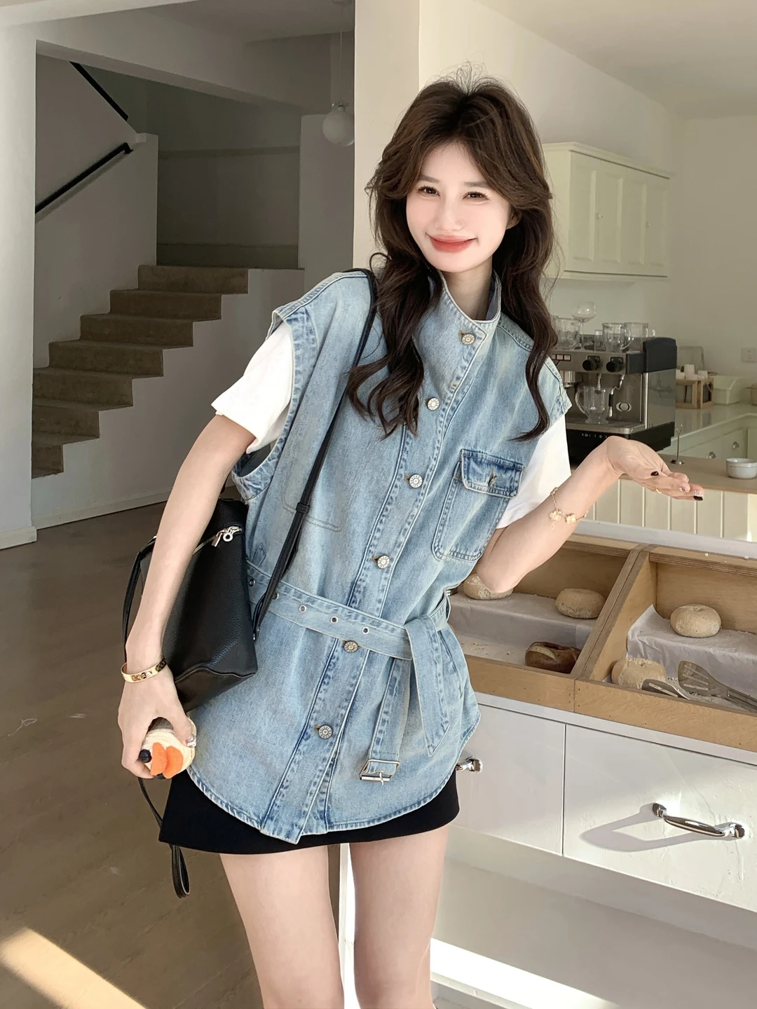 

Модный повседневный комплект из двух предметов: джинсовый жилет и футболка с круглым вырезом и коротким рукавом, женский, весна 2026, новый, в стиле ретро, с эффектом потертости