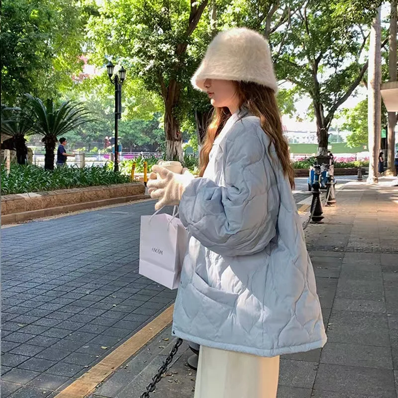 سترة قطنية خفيفة الوزن مبطنة للنساء، ملابس خارجية شتوية صغيرة الحجم، موديل 2025 الجديد العصري بأسلوب الطالبات الكوري