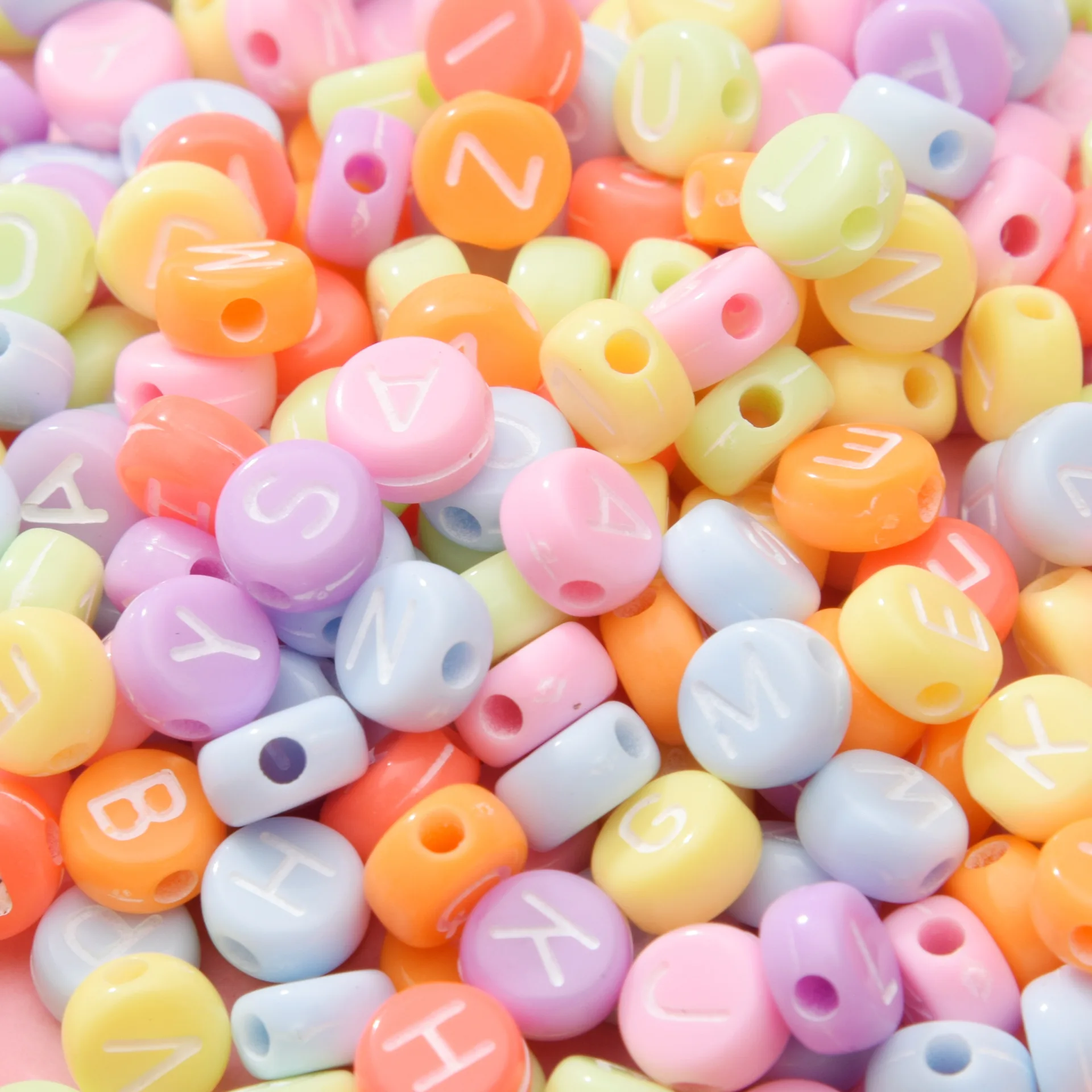 Nuevo color crema fresco, moneda plana de colores sólidos, cuentas redondas acrílicas con letras en inglés, aptas para niñas, fabricación de pulseras con nombre de punto, 4x7mm, 3000 Uds.