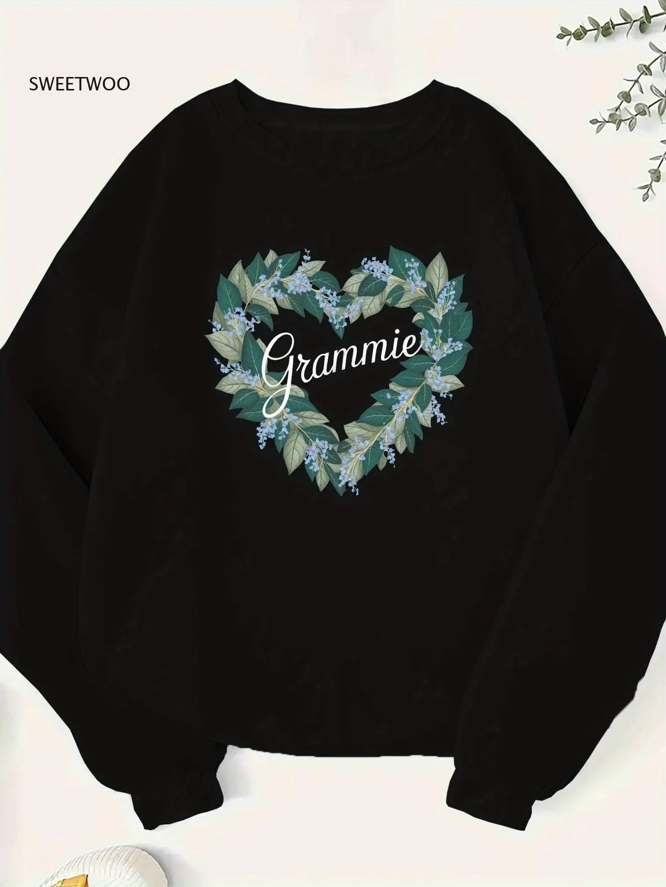 

Women's Grammie Heart-Shaped Wreath Graphic Print Sweatshirt-Casual Pullover with Holly & Berries Design, Cozy Winter