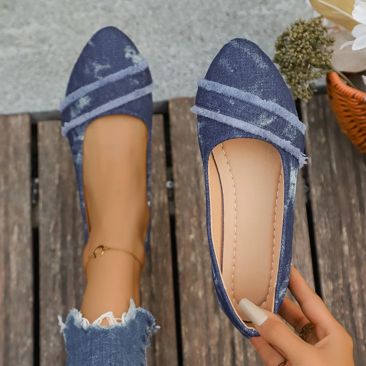 أحذية بدون كعب للسيدات لصيف 2025 مريحة مسطحة للخروج أحذية مسطحة بمقدمة مدببة أحذية رياضية فاخرة أنيقة غير رسمية مضادة للانزلاق للنساء