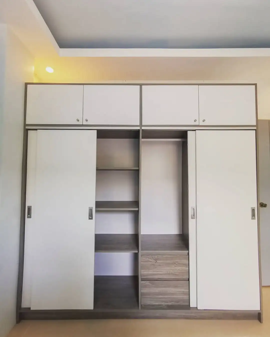 أثاث غرفة نوم بيضاء حديثة وخزائن قابلة للتحويل مع باب منزلق قابل للتعديل، تصميم سهل التجميع للفنادق #1