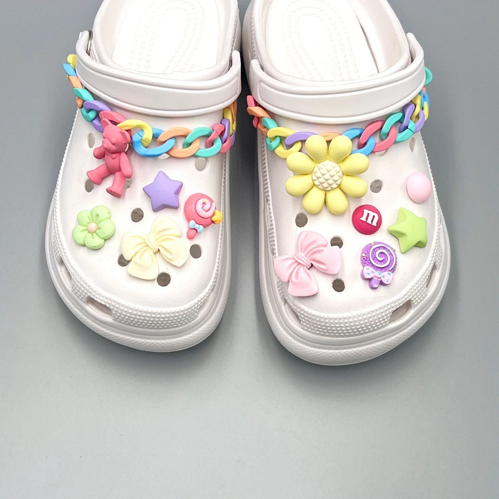 Un juego de cadenas de zapatos de Color acrílico, hebilla de zapato Crocs con Oso de flores, materiales acrílicos de bricolaje, accesorios de Color