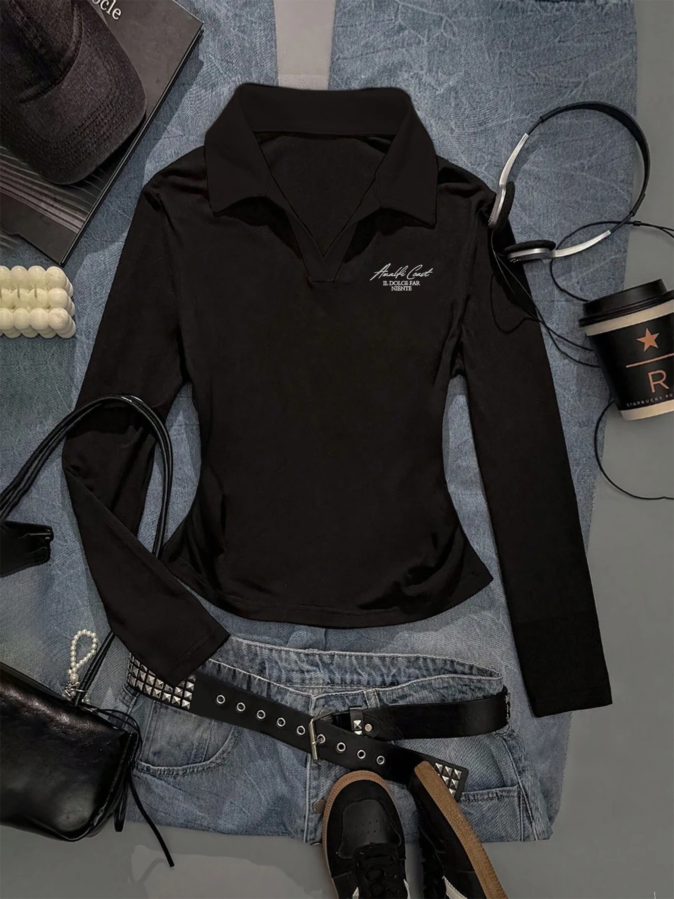 This stunning autumn/winter women's slim-fit polo shirt with long sleeves is both simple and stylish, just what you need.