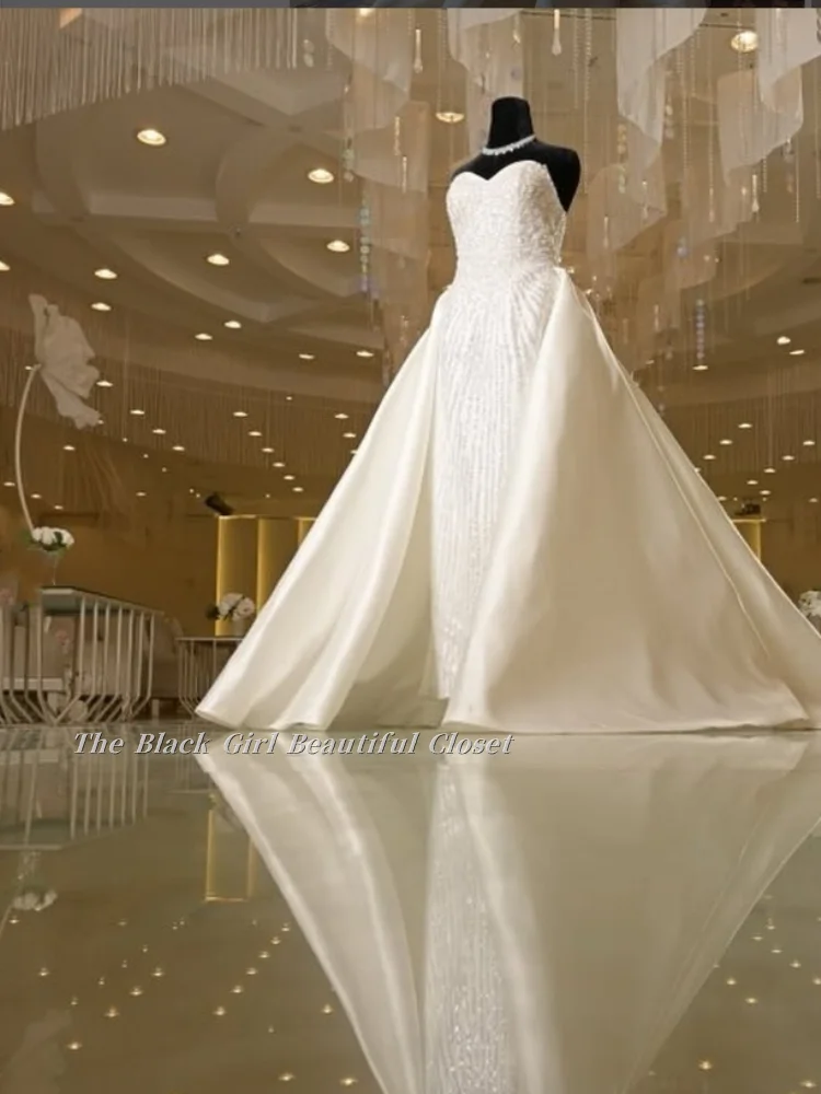 Maßgeschneiderte, funkelnde, elegante Brautkleider aus Satin, Etui-Linie, mit Nieten besetzt, tailliert, A-Linie, großer Saum, nachgestellte, reine Brautkleider