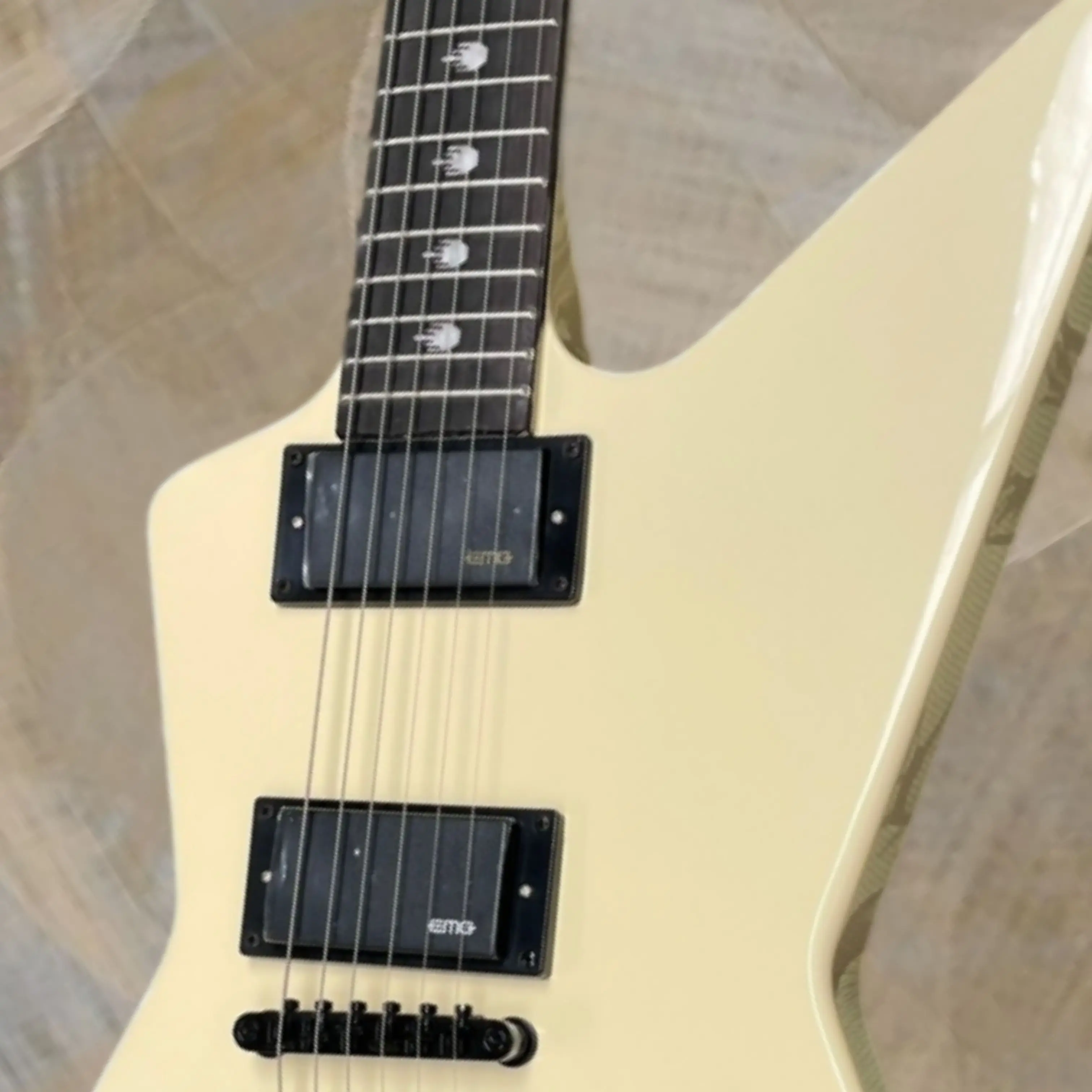 Creamy Yellow Gloss Electric Guitar, Angular Contour Body, Black Metal Fittings Guitars, Stage Play String Instrument Guitarra