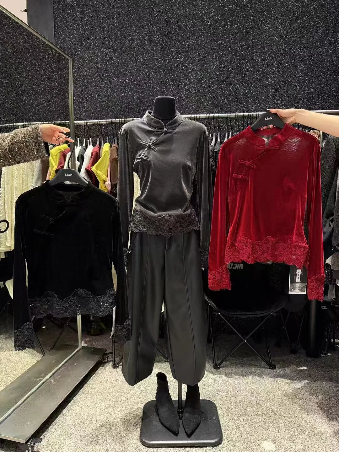 T-shirt Ele Velvet da donna Primavera 2026 Lungo Sve Colletto alla coreana Patchwork in pizzo Orlo retrò Fine Top Pendolarismo Sle Corea...