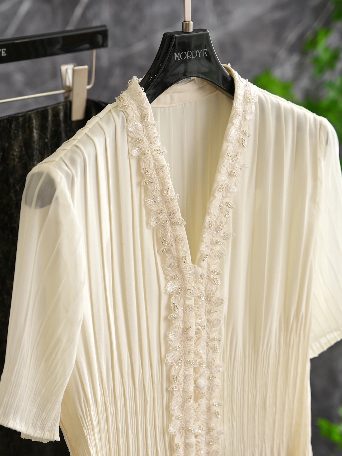 

Elegant V-neck Short-sleeved Shirt Cotton Lace Trim Women's Fashionable Top Breathable Comfortable Summer Blouse