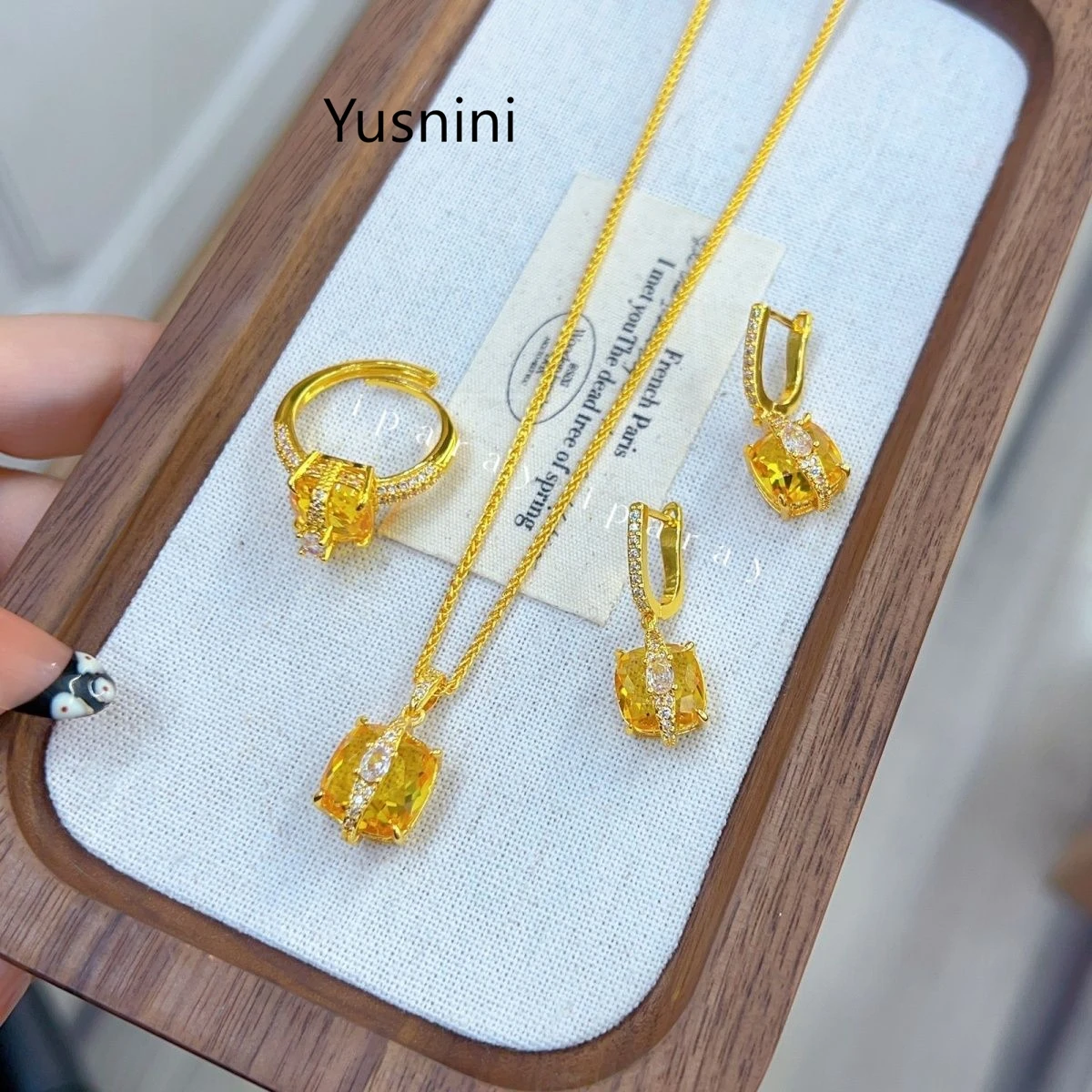 

Новый французский модный комплект украшений из Дубая: позолоченные 24-каратным золотом колье, кольцо и серьги. Изысканный набор для помолвки и вечеринок для влюбленных.