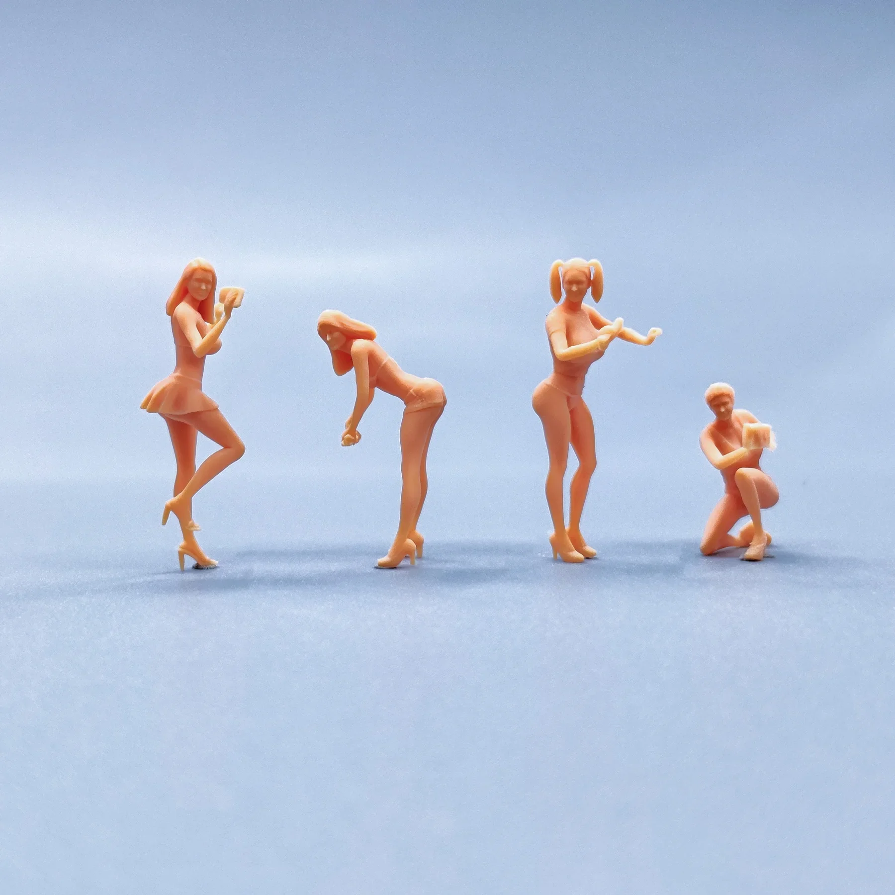 

1/64 1/50 1/43 Figurines Scale Model Resin Graffiti Girl Car Wash Girl Repair Uncolored Miniatures Diorama Hand-painted V024