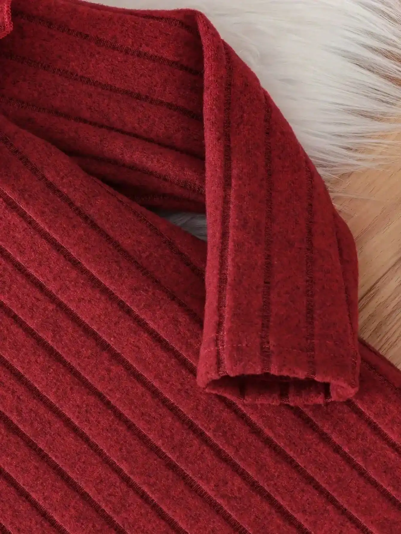 Lässiges und elegantes Kinderkleid mit gerippten Lotusblattärmeln, rundem Ausschnitt mit Schleife, tailliertem Schnitt, langen Ärmeln und mittellangem Rock. – Detail 6