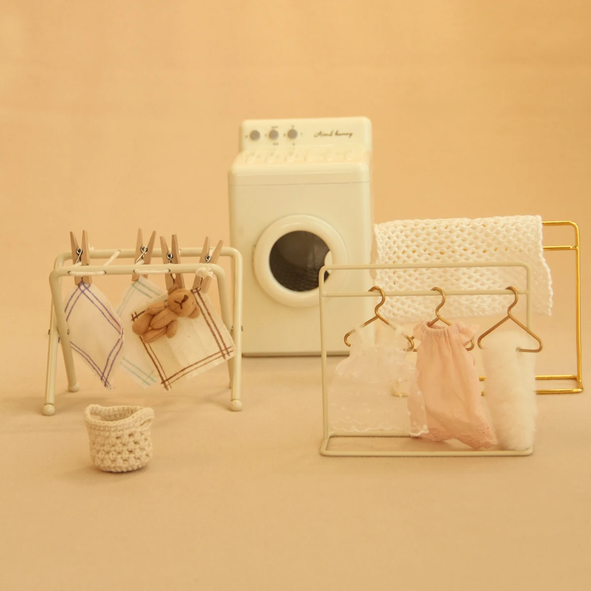 Miniatur-Simulationsmöbelset 1:12 Kleiderständer mit Wäschekorb 3-teiliges Set Geeignet für Miniaturhaus-Dekoration Modell-Ornament