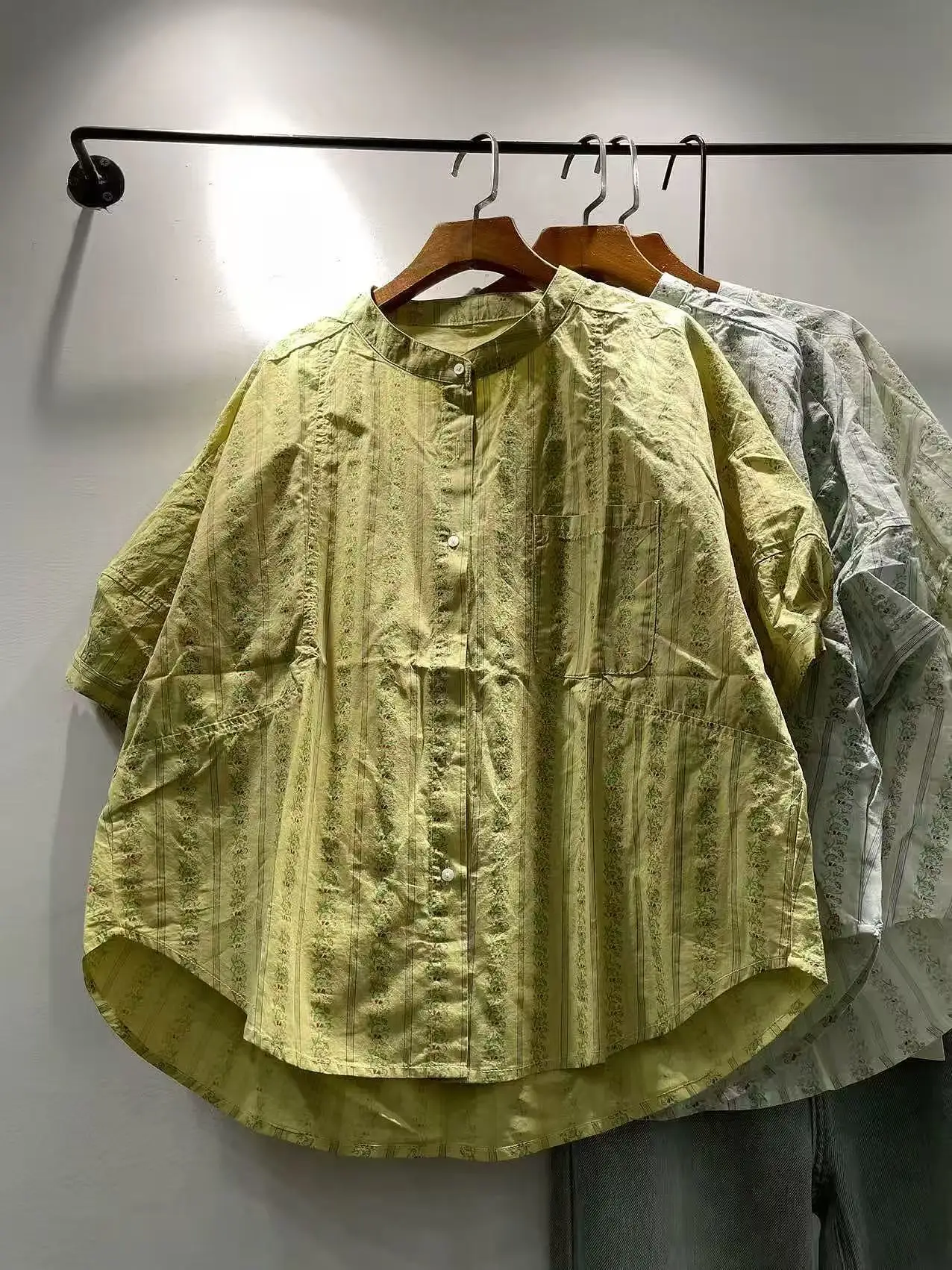 

Рубашки с оригинальным дизайнерским принтом и элементами пэчворка, обхват груди 118 см, для женщин, летние, больших размеров, хлопковые блузки с коротким рукавом.