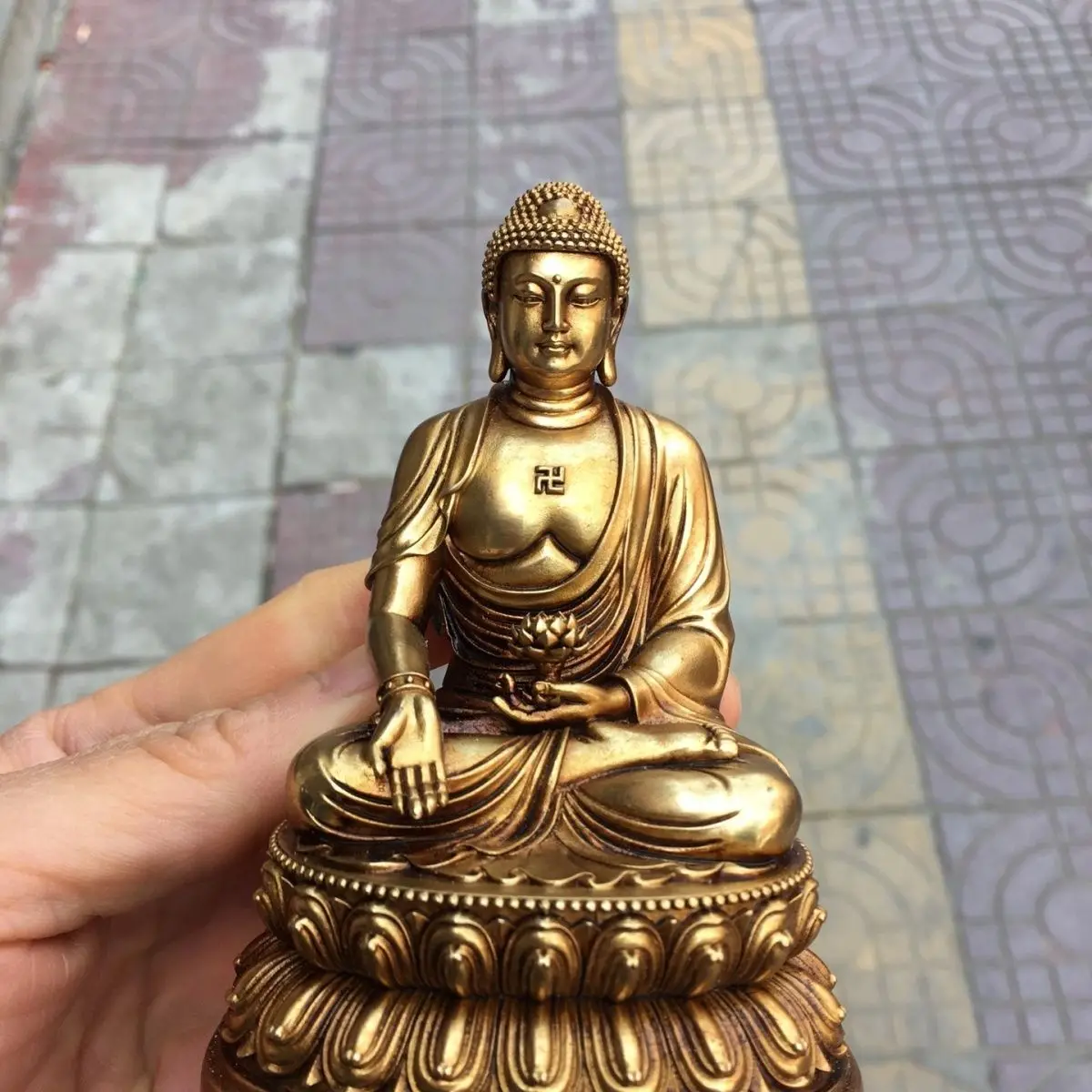 Copper imitation gilt Sakyamuni Buddha statue is 7cm wide, 10.5cm high, 6cm thick and weighs about 0.7 kg