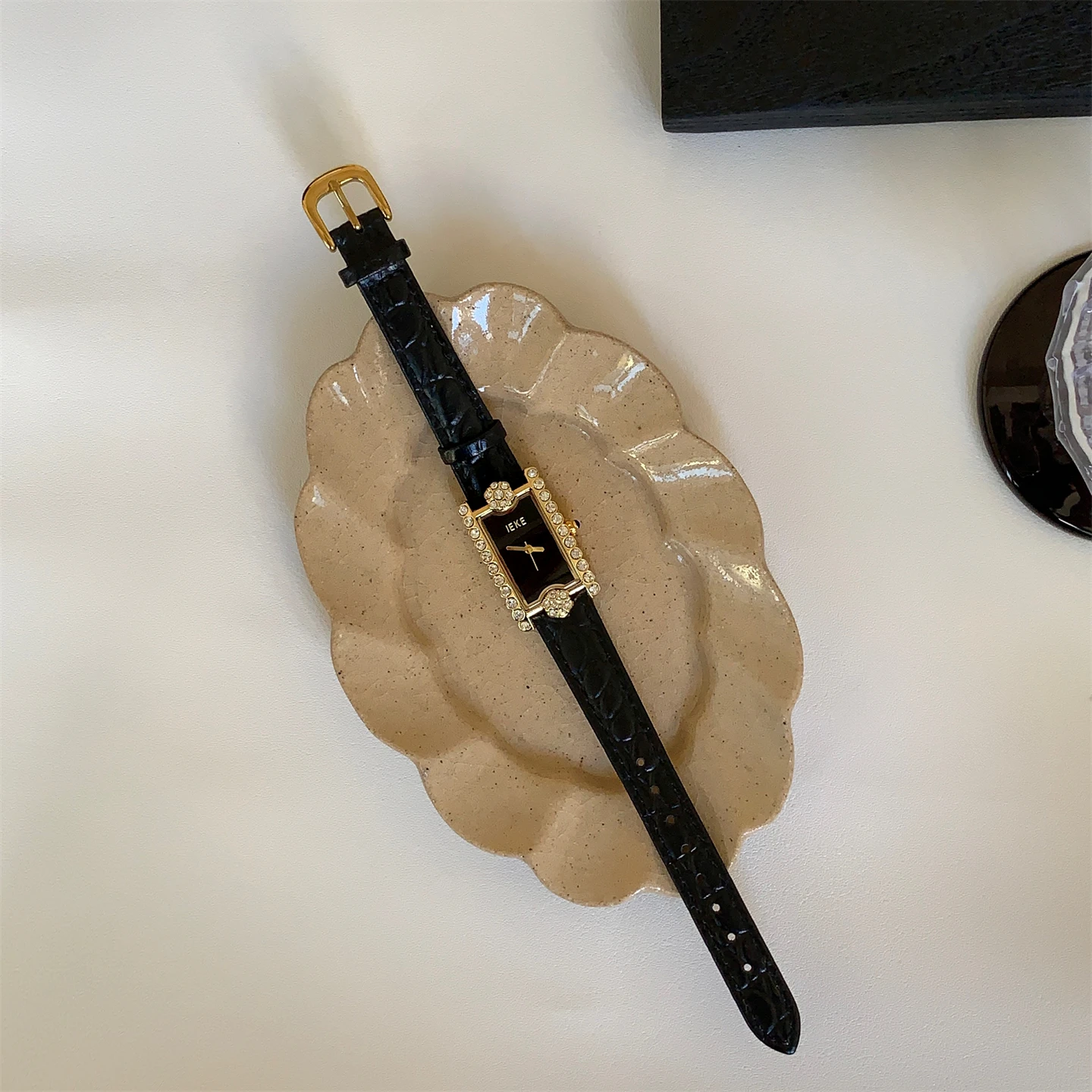 2026New وصول مستطيلة صغيرة زهرة ساعة ماسية المرأة خمر نمط أنيق وبسيط السيدات ساعة يد نسائية