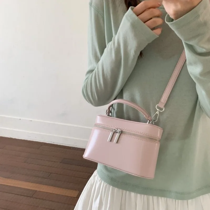 

Modern Casual Messenger Bag Women Elegant Classic Lines Luxury Vintage Tone Trendy Outdoor Daily Bag