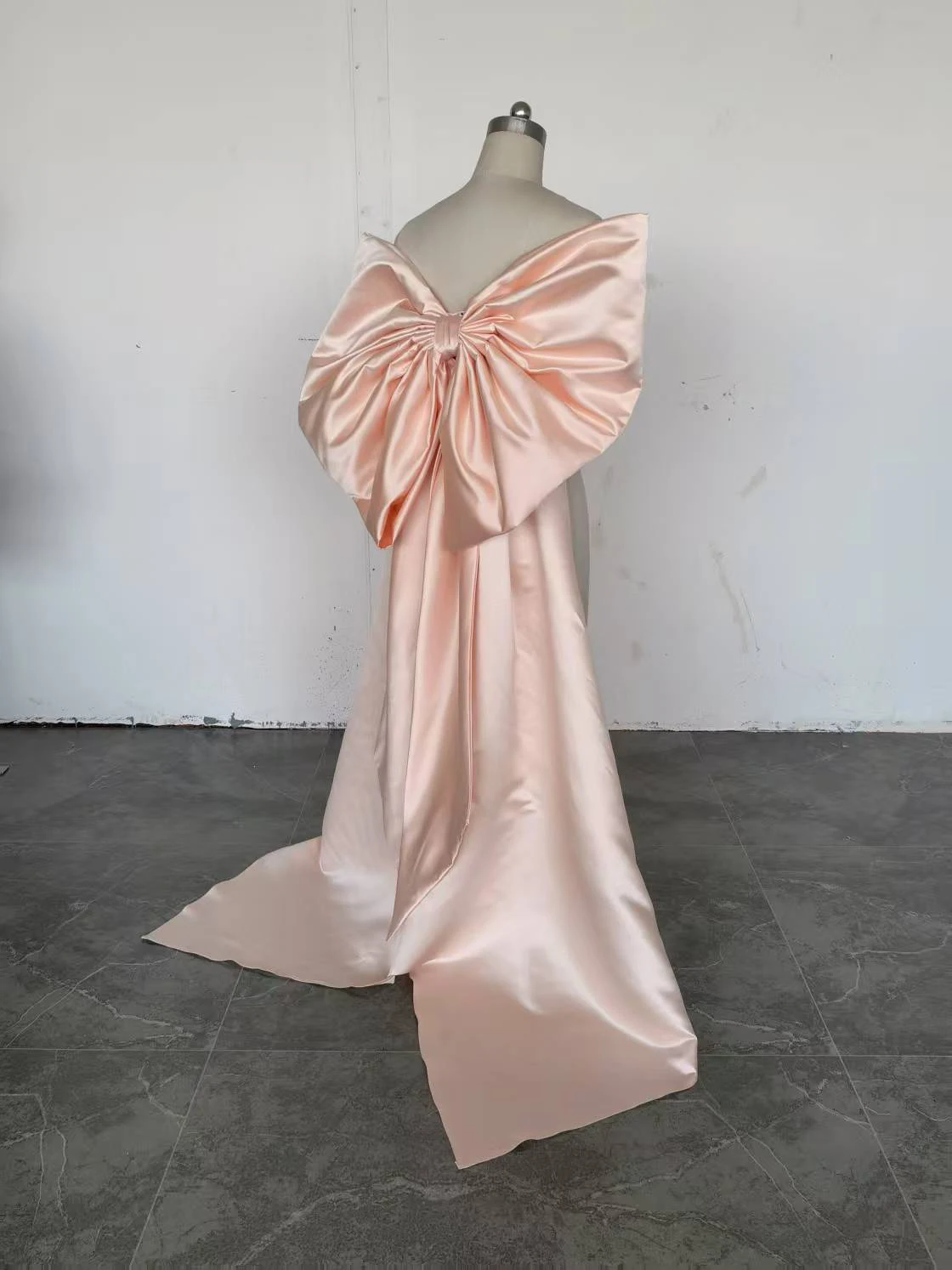 Fuschia Satin Big Bow With Two Layers Long Ribbons Formal Dress Oversize Knots Removable Train For Dresses Cape Customized 2025