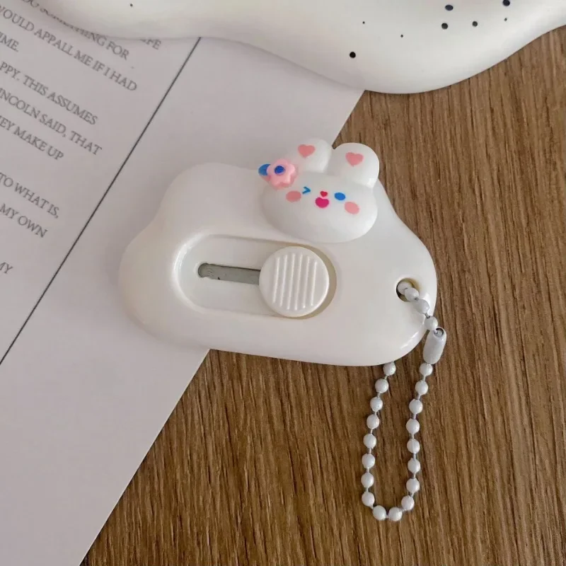 Mini Cartoon Utility Knife com Pingente, Cortador De Papel Kawaii, Pequeno Cortador De Caixa Portátil para Estudante, Faca Dobrável De Segurança