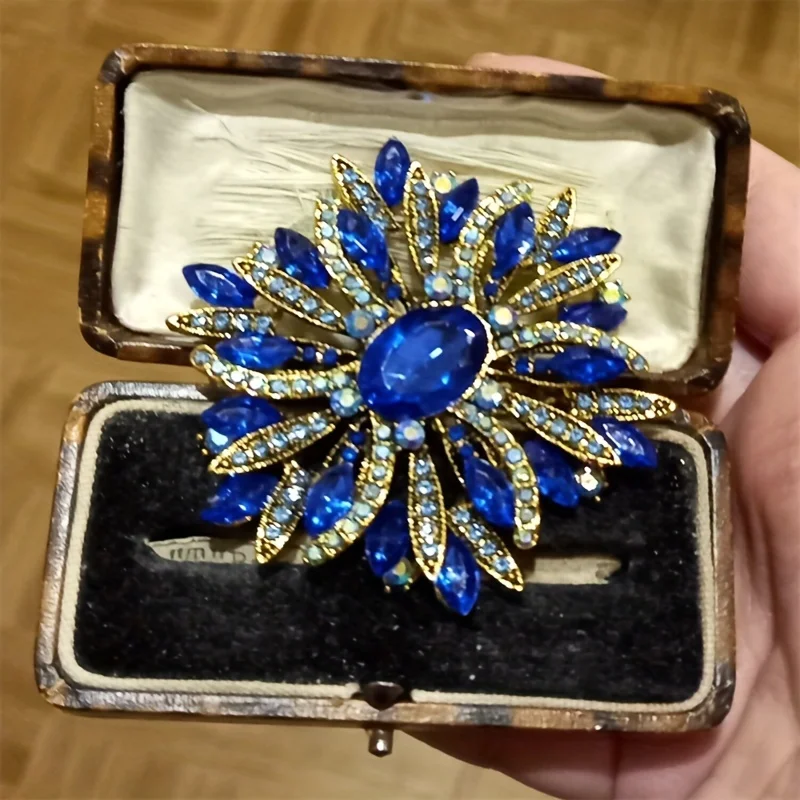 Vintage Women Men Sparkly Crystal Brooch Palace Badges Middle Design Rhinestone Suit Coat Boutique Pins Corsage