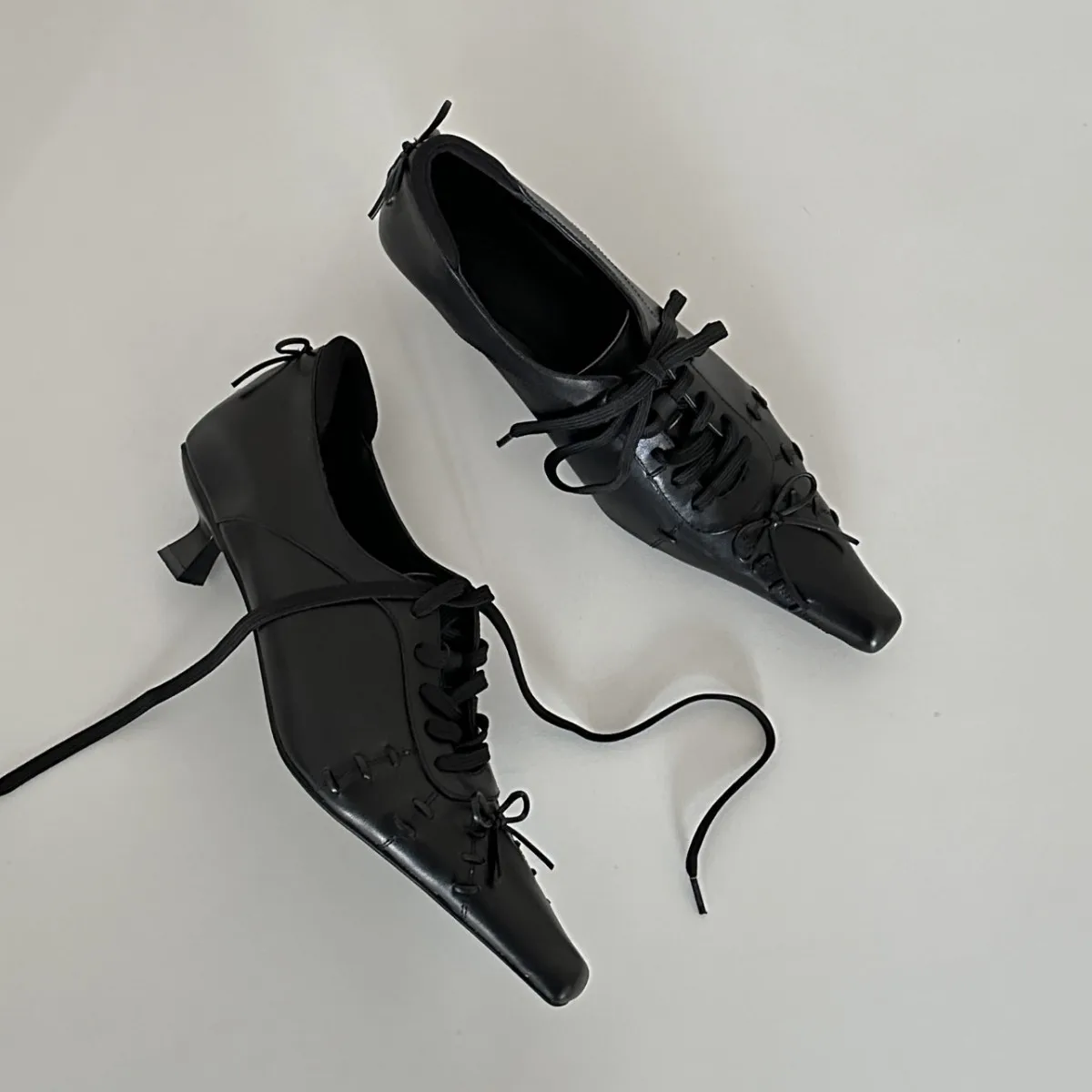 

Новые женские туфли-лодочки на среднем каблуке из кожи с квадратным носком и шнуровкой в стиле ретро. Универсальные мягкие женские туфли для весеннего образа.